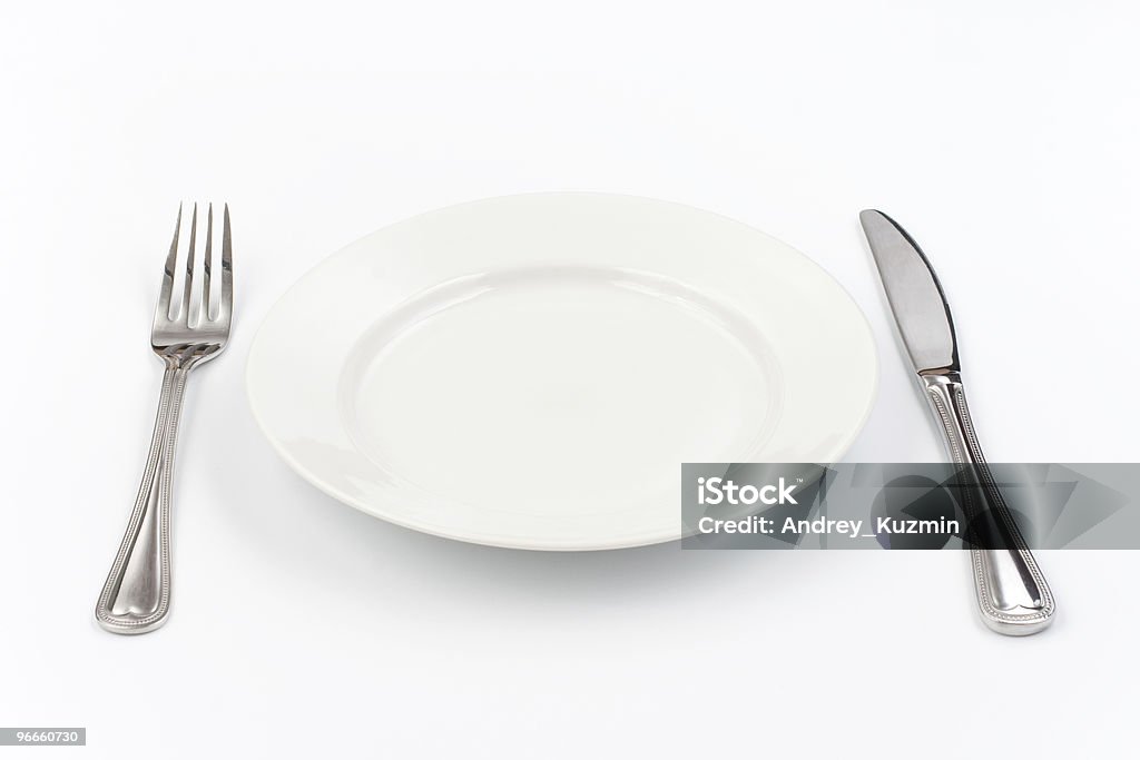 Белая тарелка, нож и вилка - Стоковые фото Без людей роялти-фри