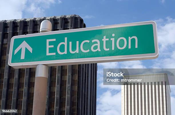 Foto de Educação À Frente e mais fotos de stock de Acabando - Acabando, Arranha-céu, Centro da cidade