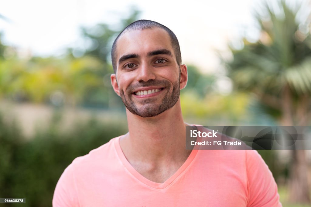 Portret van latino man die lacht - Royalty-free Mannen Stockfoto