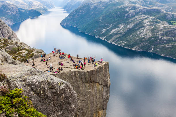 preikestolen,pulpit rock w lysefjorden (norwegia). znana atrakcja turystyczna - rock norway courage mountain zdjęcia i obrazy z banku zdjęć