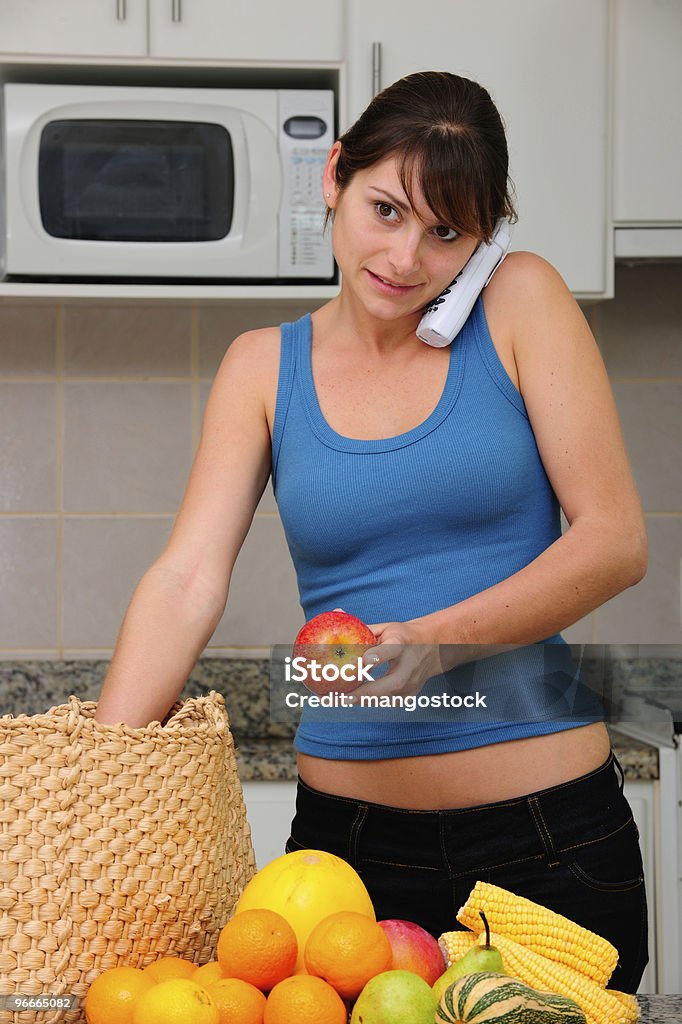 女性電話の食材に荷ほどき - 1人のロイヤリティフリーストックフォト