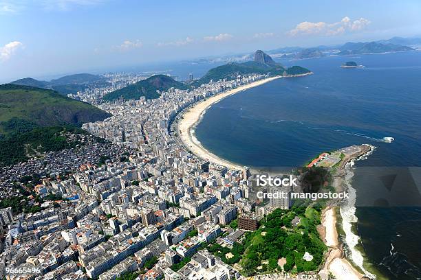 Vista Aérea Da Praia De Copacabana No Rio De Janeiro Brasil - Fotografias de stock e mais imagens de Ponta - Caraterísticas da Costa