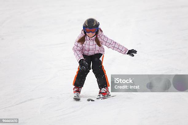 Rapariga Aprendizagem Esqui Alpino - Fotografias de stock e mais imagens de Esqui - Esqui e snowboard - Esqui - Esqui e snowboard, Raparigas, Cor de rosa