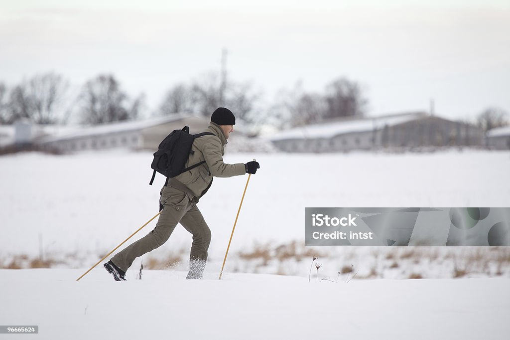 Goderti lo sci di fondo - Foto stock royalty-free di 25-29 anni