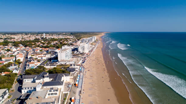 vue aérienne de la plage de saint gilles croix de vie - vendee photos et images de collection