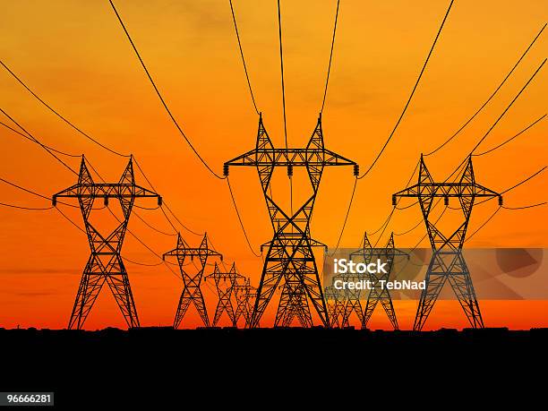 3 D Electric Powerlines Gegen Orange Sonnenaufgang Stockfoto und mehr Bilder von Einzellinie - Einzellinie, In einer Reihe, Kommunikation - Themengebiet