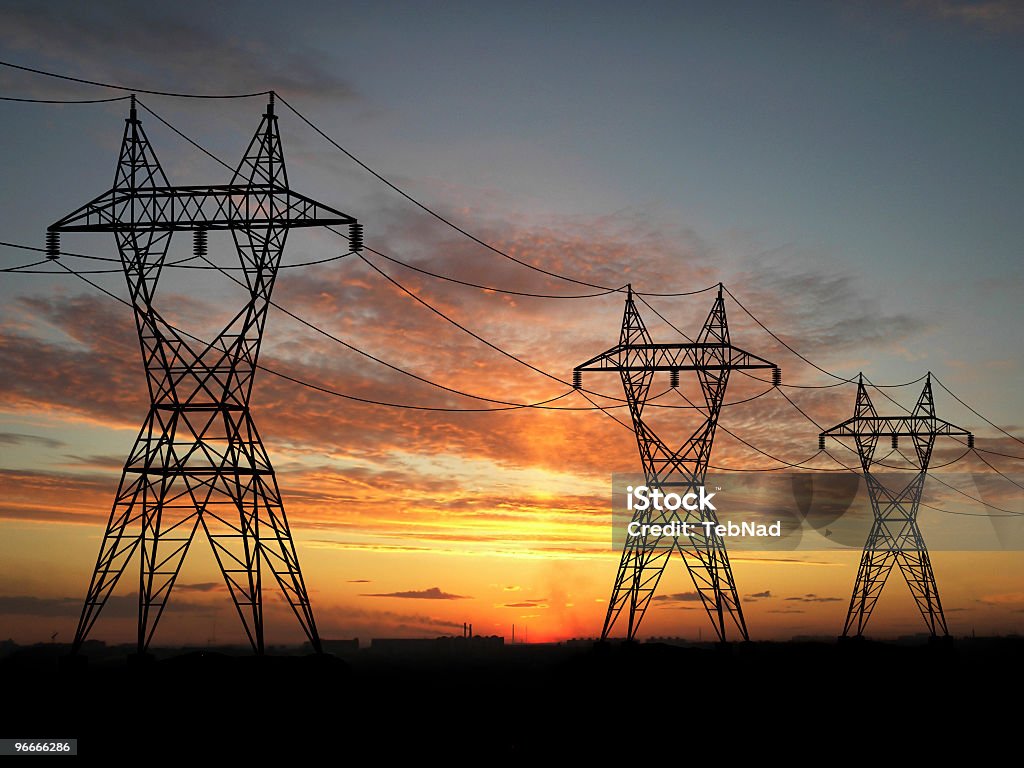 Electric powerlines bei Sonnenaufgang - Lizenzfrei Elektrizität Stock-Foto