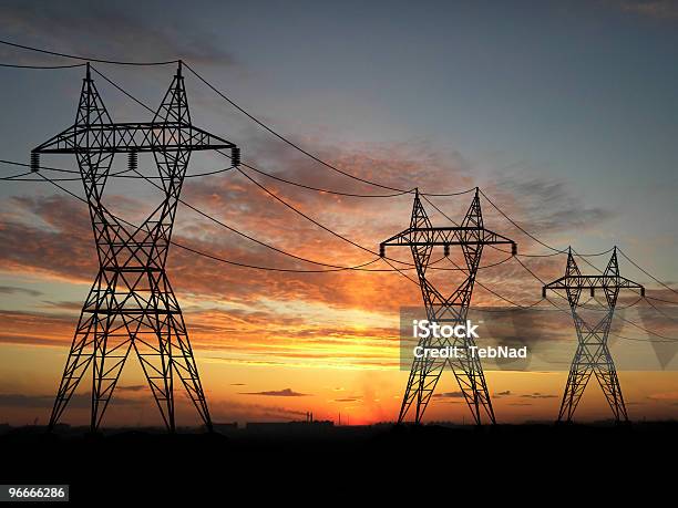 Electric Powerlines Bei Sonnenaufgang Stockfoto und mehr Bilder von Elektrizität - Elektrizität, Energieindustrie, Farbbild