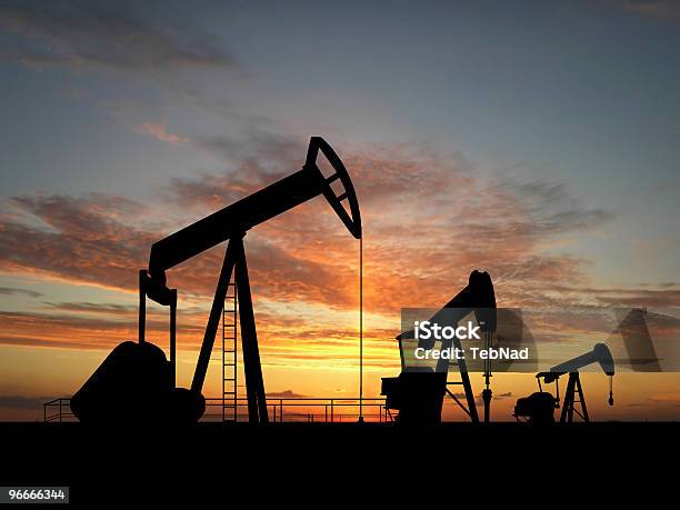 Silhueta De Bombas De Óleo - Fotografias de stock e mais imagens de Bomba Petrolífera - Bomba Petrolífera, Deserto, Ao Ar Livre