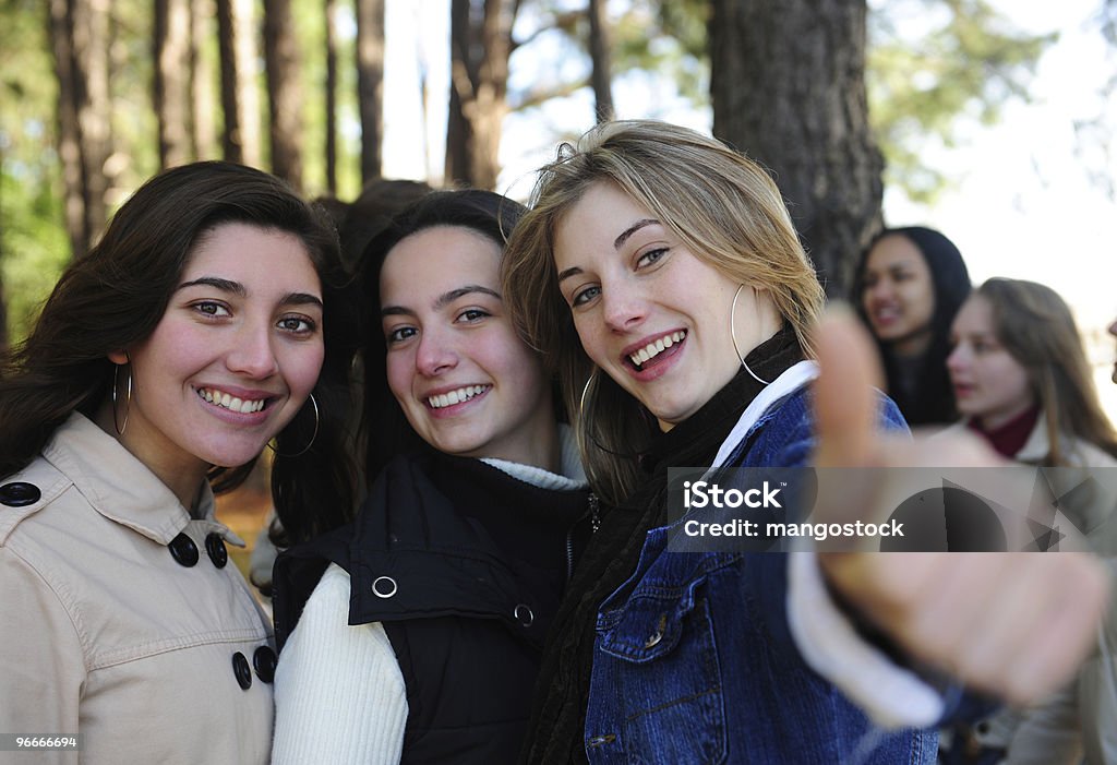 Feliz jovem mostrando polegares para cima o sinal de Raparigas - Royalty-free Adolescente Foto de stock