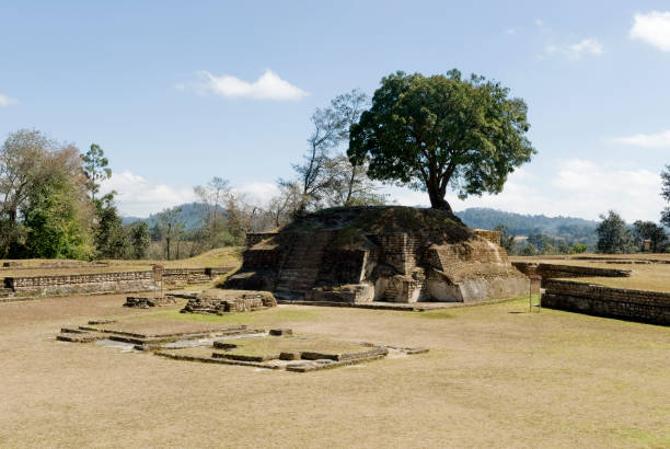 sitio arqueológico precolombino de iximché en el altiplano occidental de guatemala. fundada en 1470. capital del reino maya kaqchikel en el posclásico tardío. - iximche fotografías e imágenes de stock