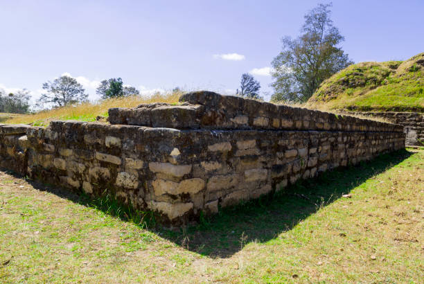 sitio arqueológico precolombino de iximché en el altiplano occidental de guatemala. fundada en 1470. capital del reino maya kaqchikel en el posclásico tardío. - iximche fotografías e imágenes de stock