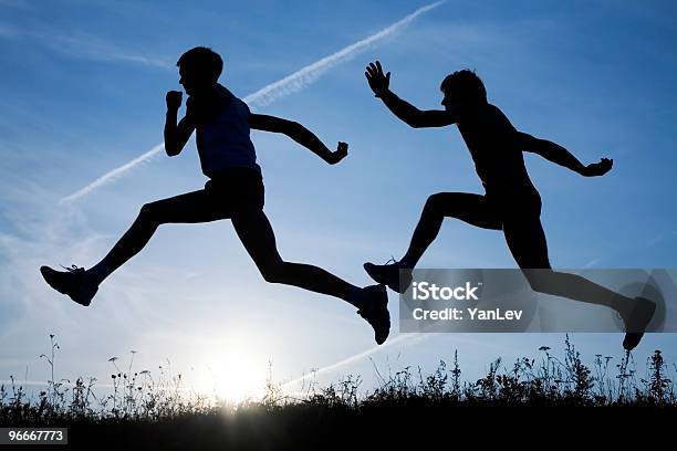 Zwei Läufer Stockfoto und mehr Bilder von Abenddämmerung - Abenddämmerung, Aktiver Lebensstil, Aktivitäten und Sport
