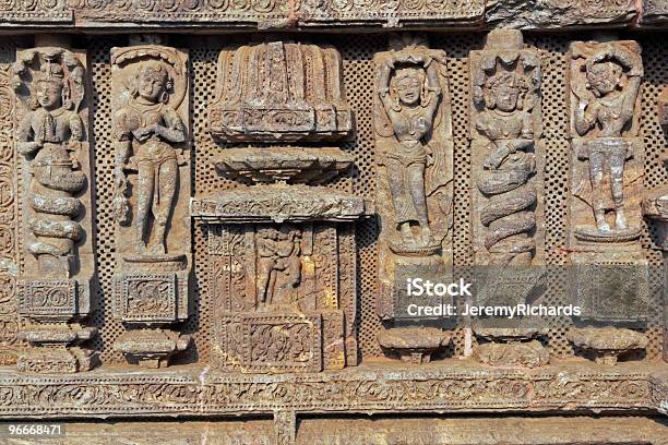 Photo libre de droit de Sculptures Sur Danciens Temple Hindou De Konark banque d'images et plus d'images libres de droit de Adulte - Adulte, Caillou, Culture indienne d'Inde