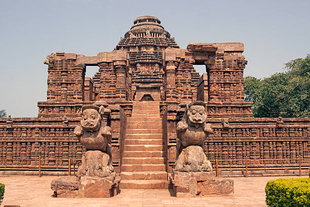alte hindu sonnentempel von konark - sun temple stock-fotos und bilder
