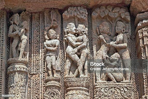 Foto de Erótico Esculturas Templo Hindu Konark e mais fotos de stock de Templo - Templo, Konark, Sol