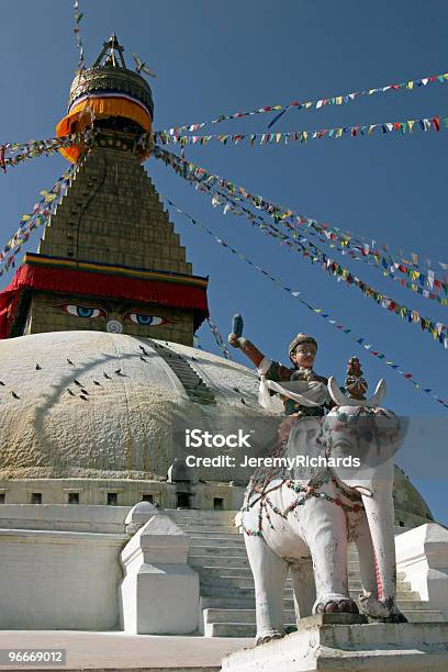 Foto de Estupa De Boudhanath Monumento e mais fotos de stock de Bandeira - Bandeira, Branco, Buda