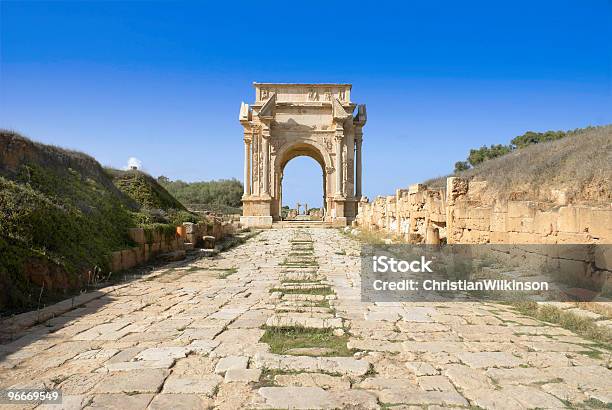 Photo libre de droit de Leptis Magna banque d'images et plus d'images libres de droit de Classicisme romain - Classicisme romain, Route, Libye