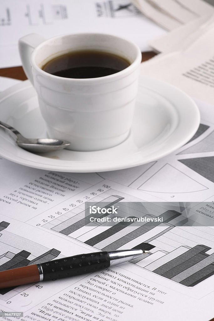 Taza de café sobre las noticias de negocios - Foto de stock de Analizar libre de derechos