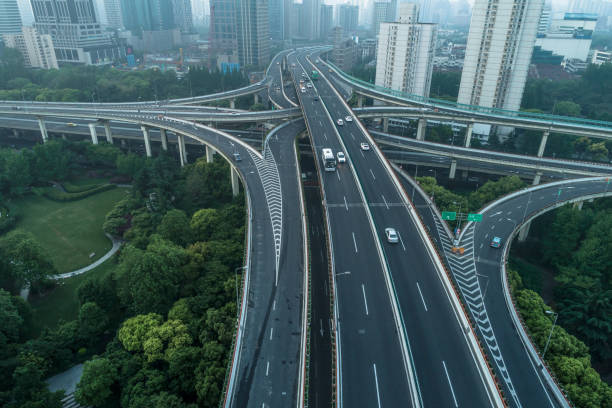 vista aérea da estrada e viaduto na cidade em uma manhã de smoggy - concrete curve highway symbol - fotografias e filmes do acervo
