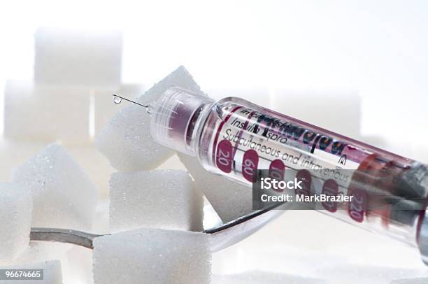 Kostki Cukru I Insuliny Kroplowej - zdjęcia stockowe i więcej obrazów Bez ludzi - Bez ludzi, Biochemia, Biologia - Nauka
