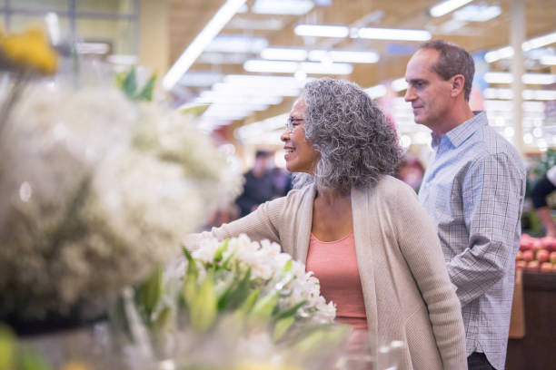 함께 쇼핑 하는 수석 몇 식료품 - florist supermarket flower bouquet 뉴스 사진 이미지