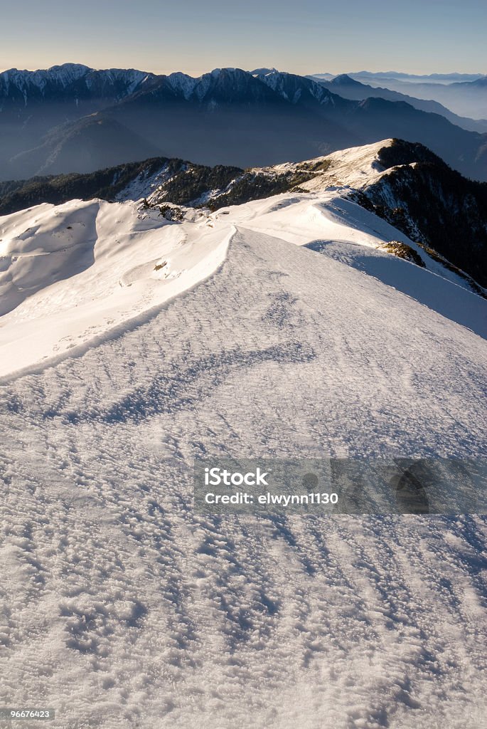 Picco di neve e pendenze - Foto stock royalty-free di Ambientazione esterna