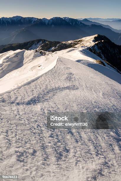 Picco Di Neve E Pendenze - Fotografie stock e altre immagini di Ambientazione esterna - Ambientazione esterna, Ambientazione tranquilla, Ambiente