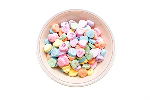 ciotola di caramelle di san valentino. - lots of candy hearts foto e immagini stock