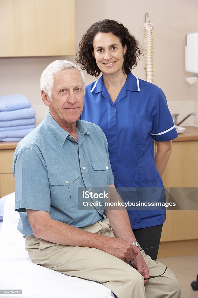 Retrato de Mujer y hombre osteópata - Foto de stock de 40-49 años libre de derechos