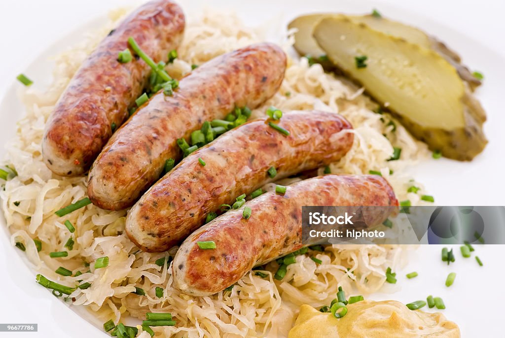 Bratwurst com Sauerkraut - Foto de stock de Alimentação Não-saudável royalty-free