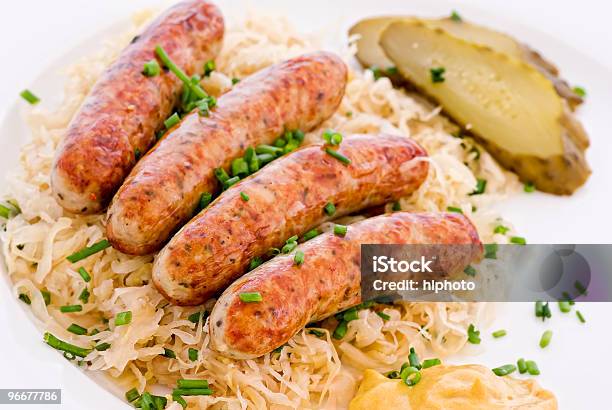 Foto de Bratwurst Com Sauerkraut e mais fotos de stock de Alimentação Não-saudável - Alimentação Não-saudável, Assado, Bege