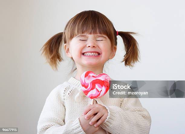 Mädchen Mit Einem Lutscher Stockfoto und mehr Bilder von Kind - Kind, Valentinstag, Süßigkeit