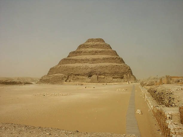 de saqqarah - saqqara egypt pyramid shape pyramid photos et images de collection