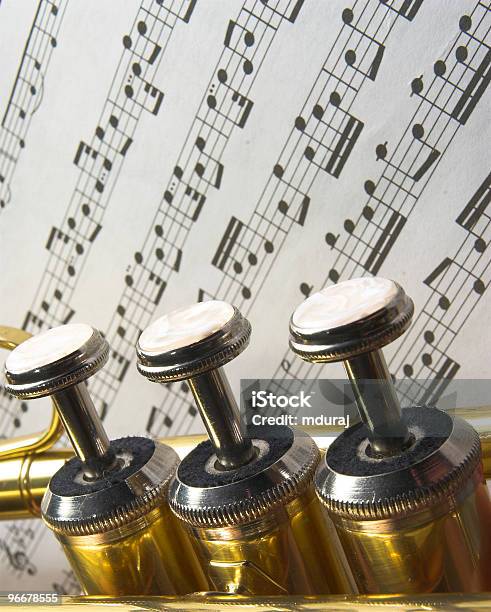 Foto de Trompete E Agentes e mais fotos de stock de Amarelo - Amarelo, Branco, Brass Band