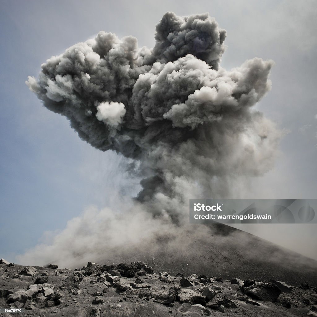 Boom! - Foto stock royalty-free di Eruzione