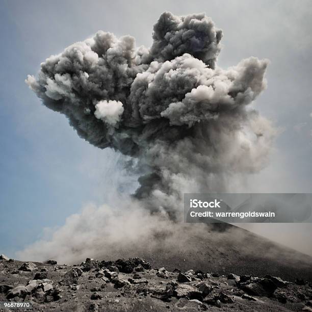 Boom - Fotografie stock e altre immagini di Eruzione - Eruzione, Krakatoa - Vulcano, Vulcano