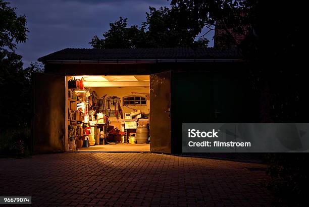 Photo libre de droit de Parking Couvert banque d'images et plus d'images libres de droit de Garage - Garage, Garage automobile, Nuit