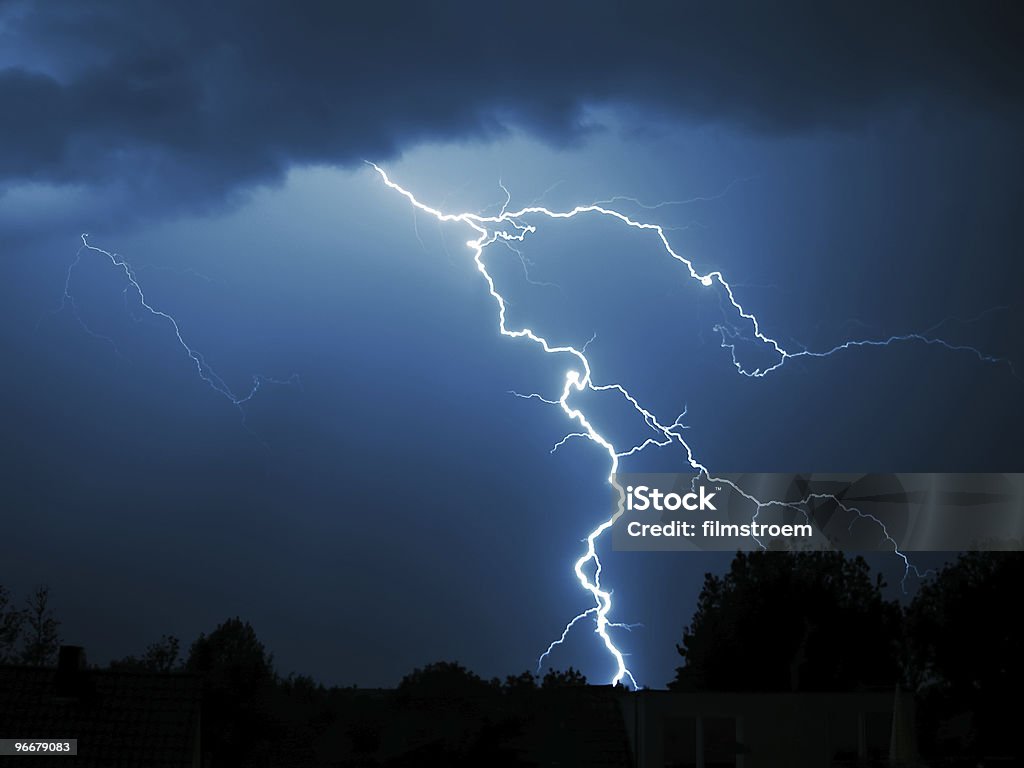 Lightning Strike - Foto de stock de Relámpagos libre de derechos