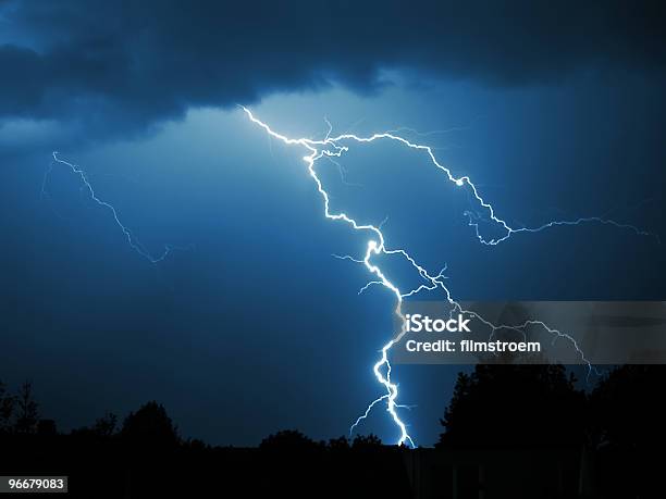 Lightning Strike Foto de stock y más banco de imágenes de Relámpagos - Relámpagos, Golpear, Nube