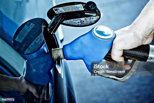 No Posto De Gasolina - Fotografias de stock e mais imagens de Abastecer - Abastecer, Ao Ar Livre, Azul