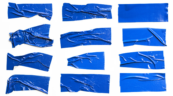 Conjunto de cintas azules sobre fondo blanco. Cinta adhesiva de tamaño horizontal y diferentes rasgados azul, piezas adhesivo. photo