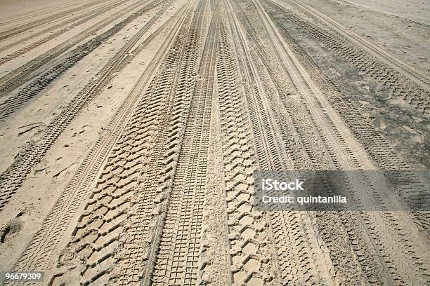 Grupo De Rueda Pistas Trace En La Arena De Tierra Foto de stock y más banco de imágenes de Arena - Arena, Camión de peso ligero, Rueda