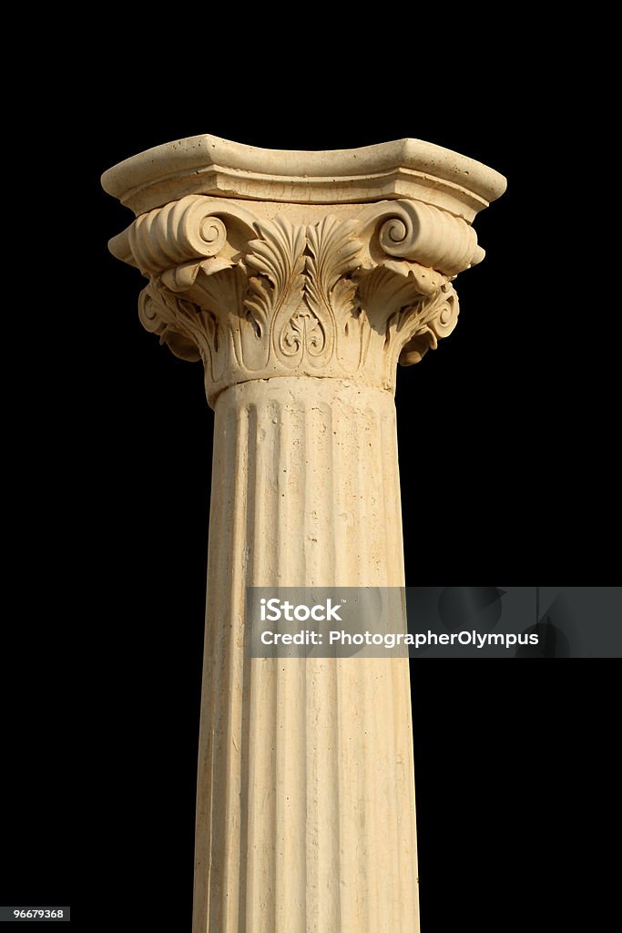 Colonna isolato su nero - Foto stock royalty-free di Colonna architettonica