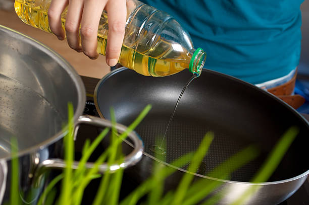 istock Oil into fryer 96679843