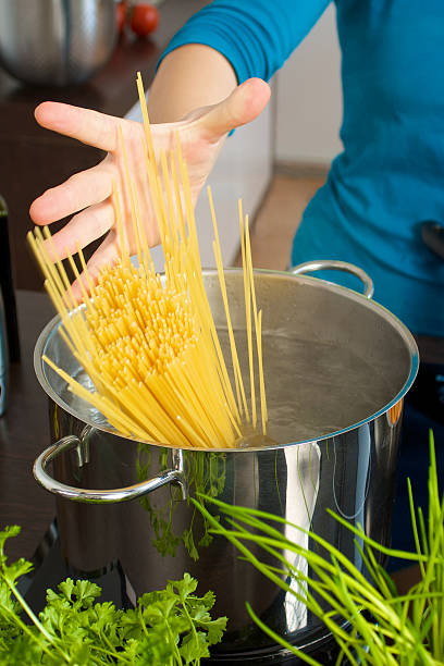 massa de cozinhado - zubereiten imagens e fotografias de stock