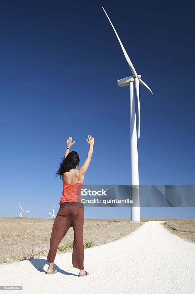 Mulher de saudação Moinho de Vento energia - Royalty-free Grande Foto de stock