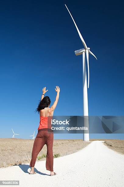 Mulher De Saudação Moinho De Vento Energia - Fotografias de stock e mais imagens de Grande - Grande, Nádega, Adulto