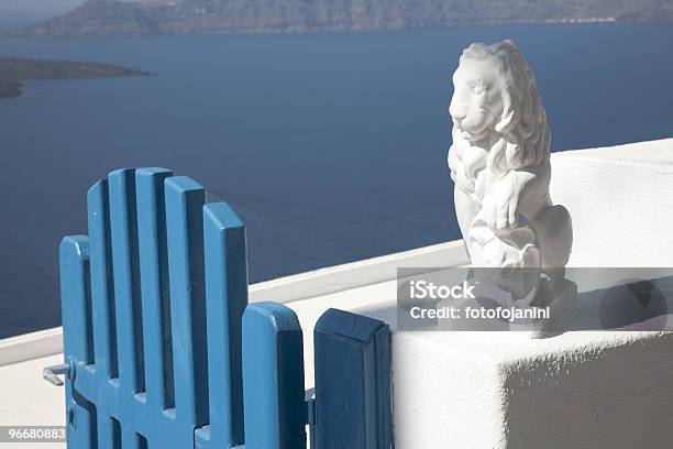 Photo libre de droit de Lion Sur La Caldeira De Santorin banque d'images et plus d'images libres de droit de Archipel des Cyclades - Archipel des Cyclades, Blanc, Bleu