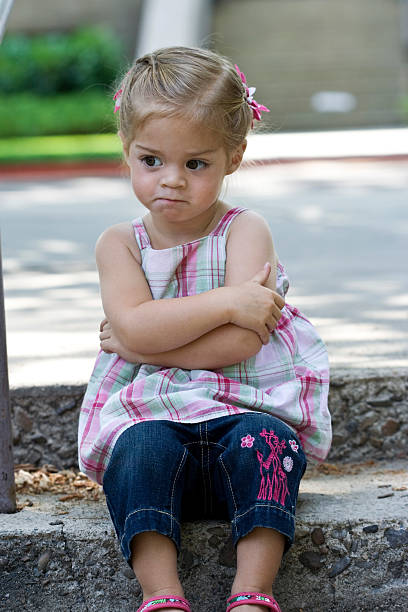 malestar little niña - anger child braids braided fotografías e imágenes de stock